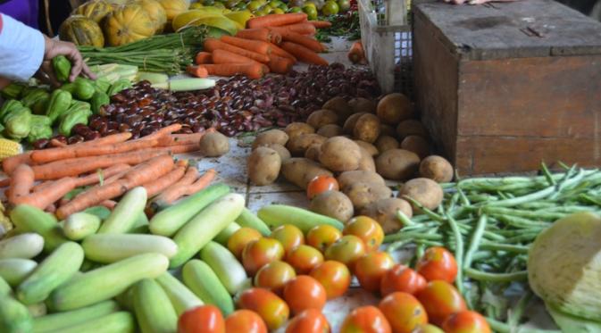 Pedagang Sayuran Di Pasar Karangayu