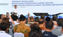 Presiden RI, Joko Widodo saat meresmikan terminal baru Bandar Udara Internasional Ahmad Yani Semarang berserta Gedung Menara Pengawas Airnav Indonesia, Kamis (7/6)