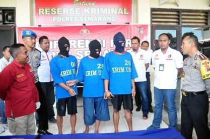 Tiga pencuri emas yang berhasil dibekuk tim gabungan Anggota Unit Reskrim Polsek Bandungan dan Sat Reskrim Polres Semarang (fb/kabar-e semarang)