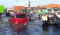 Banjir di jalan Pantura Kaligawe terlihat parah yang mencapai batas lutut orang dewasa