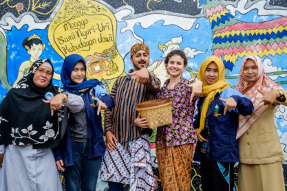 Mengunjungi Wedhang Kawi dan mencoba kebaya – pakaian pernikahan tradisonal jawa merupakan salah satu bagian dari Jawi Project untuk mengetahui kehidupan Indonesia tetapi tetap membekas di hati para turis.