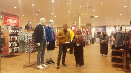 Luluk, Store Manager Uniqlo DP Mall Semarang saat menjelaskan ke rekan media