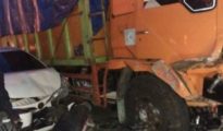Beberapa motor nampak terjepit diantara truk dan mobil yang terlibat kecelakaan mau di Jalan Walisongo Semarang, Selasa (12/9)