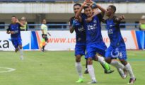 Selebrasi Hari Nur Yulianto saat menjebol gawang Martapura FC di play off ketiga Liga 2 2017