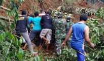 TNI Bantu Warga Korban Tanah Longsor di Salem Brebes, Kamis (22/2)