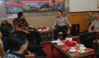 Hendra Prihadi dan bersama Akpol Irjen Rycko Amelza Dahnie bersama jajaranya ketika berbincang-bincang di ruang VIP Walikota Semarang