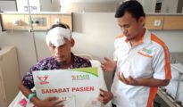 BMH Jateng berbagi kebaikan dengan salah satu pasien di RSUP Dr. Kariadi Semarang