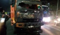 Kondisi truk usai alami kecelakan dengan dua sepeda motor di Jalan Pantura Semarang